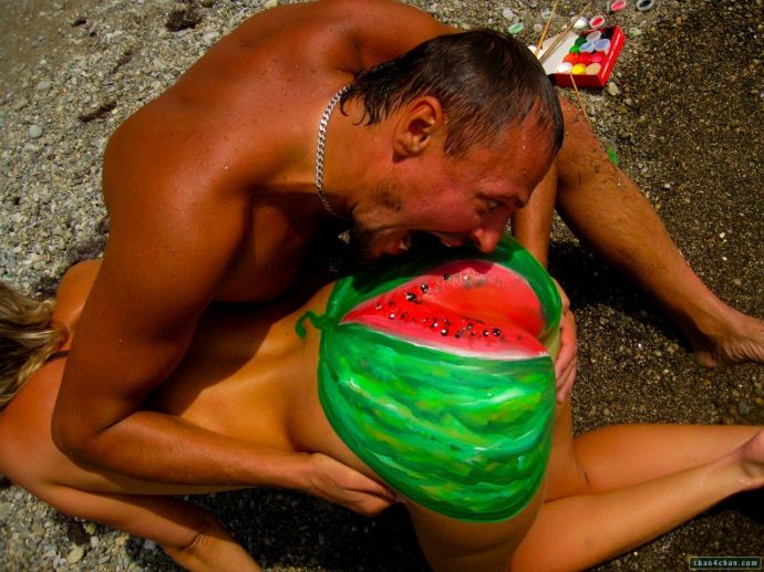 Приколы об эротики. Голые попутчицы на дороге.