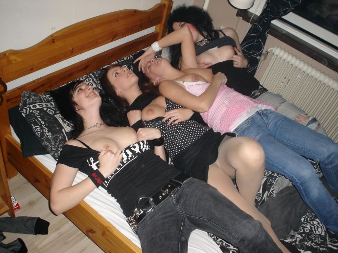 Приколы об эротики. Голые попутчицы на дороге.