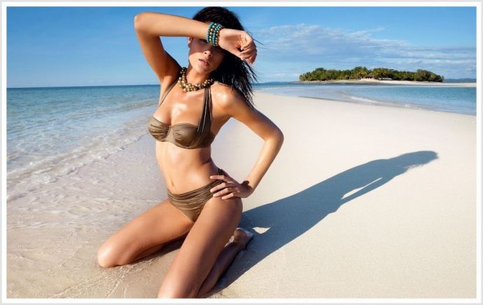 Крутые девки на пляже в очках позируют