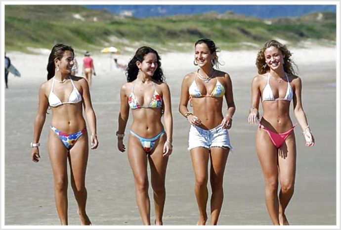 Крутые девки на пляже в очках позируют