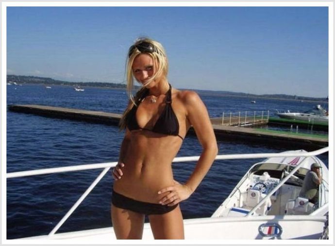 Крутые девки на пляже в очках позируют