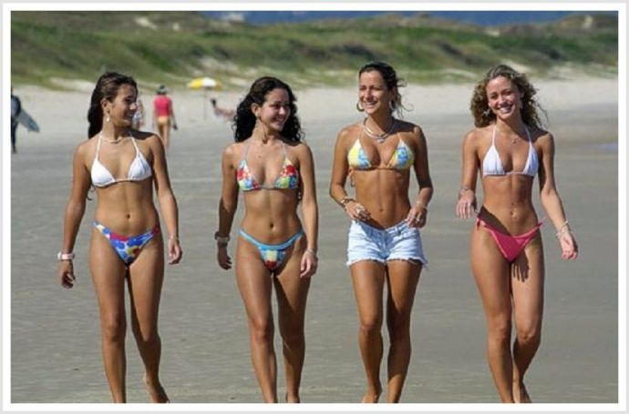 Крутые девки на пляже в очках позируют