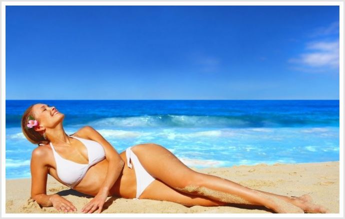 Крутые девки на пляже в очках позируют