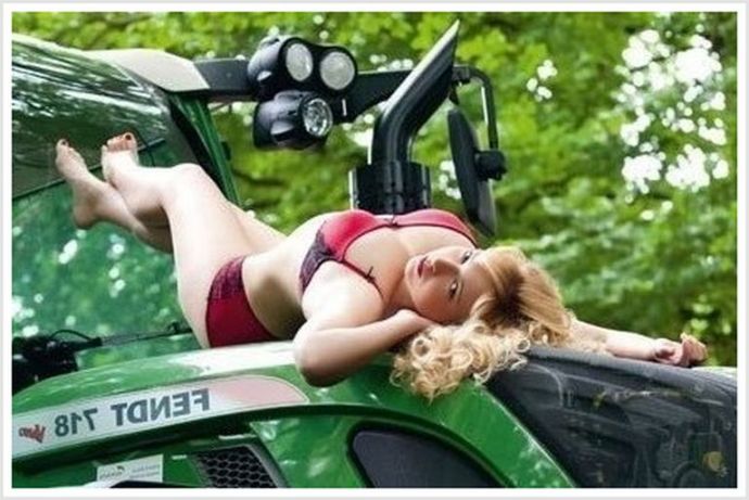 Красотки в шортах или в юбке у большого трактора