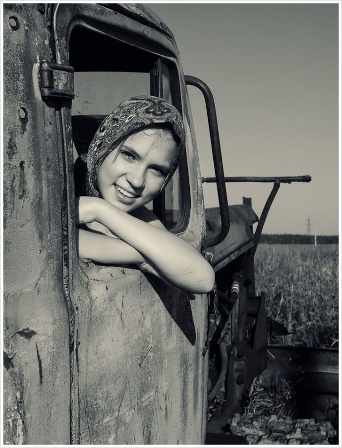 Красотки в шортах или в юбке у большого трактора