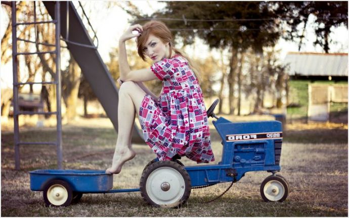 Красотки в шортах или в юбке у большого трактора