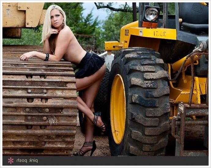 Красотки в шортах или в юбке у большого трактора