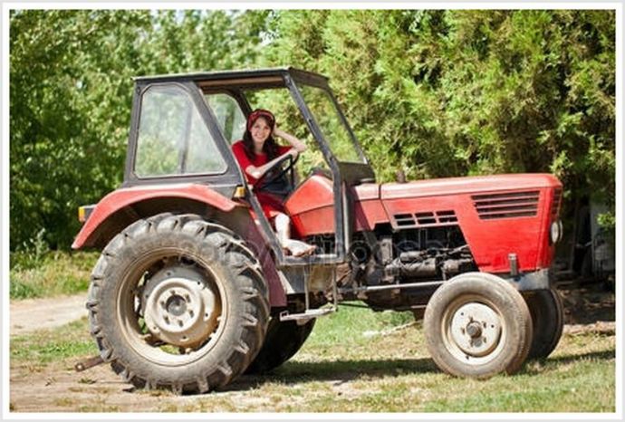 Красотки в шортах или в юбке у большого трактора