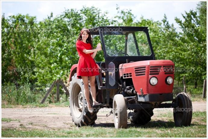 Красотки в шортах или в юбке у большого трактора
