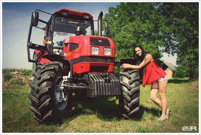 Красотки в шортах или в юбке у большого трактора