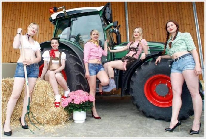 Красотки в шортах или в юбке у большого трактора