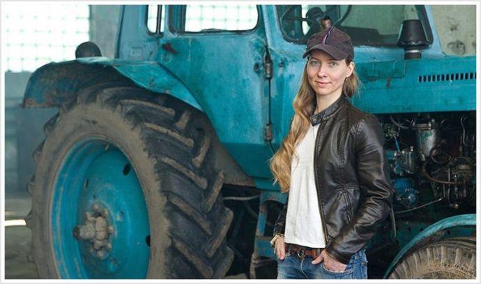 Красотки в шортах или в юбке у большого трактора