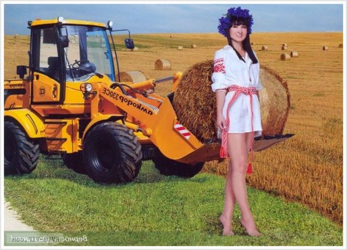 Красотки в шортах или в юбке у большого трактора
