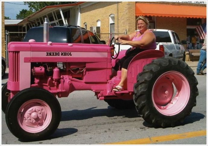 Красотки в шортах или в юбке у большого трактора