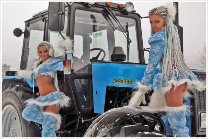 Красотки в шортах или в юбке у большого трактора