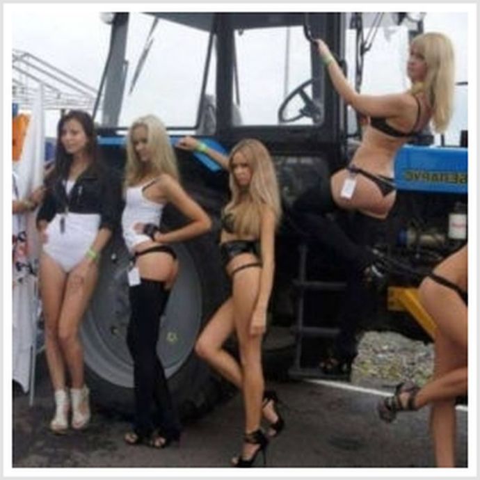 Красотки в шортах или в юбке у большого трактора