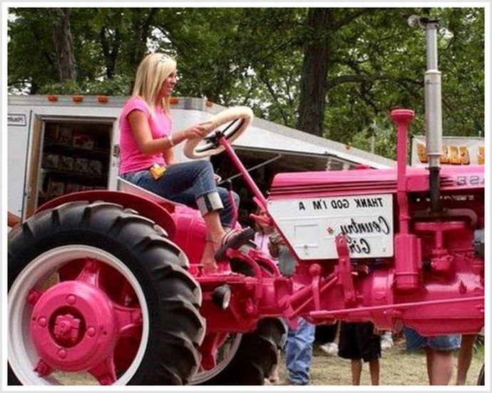 Красотки в шортах или в юбке у большого трактора