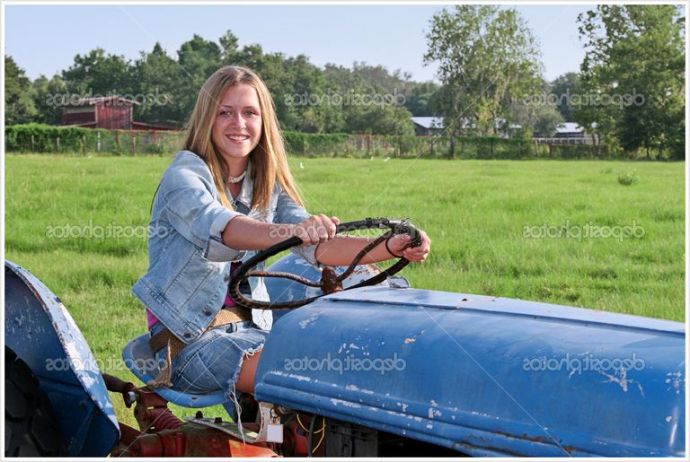 Красотки в шортах или в юбке у большого трактора