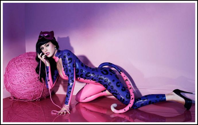 Гламурные барышни в латексе показывают свою сексуальность