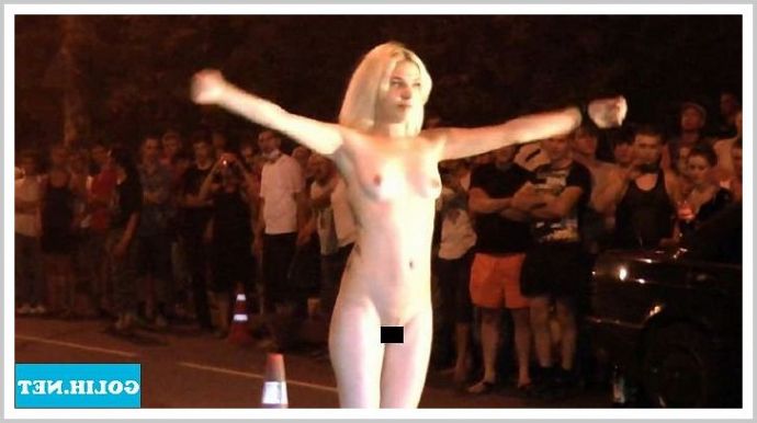Эротичные стриптизёрши на публике показывают идеальную попку