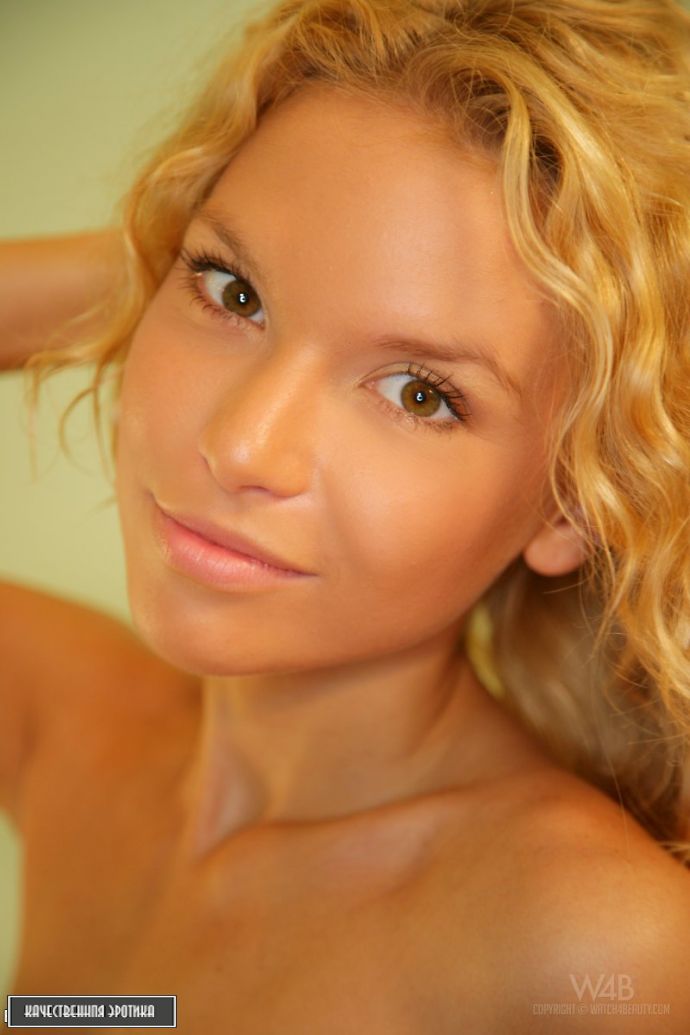 Блондинка с красивыми волосами показывает выбритую щель