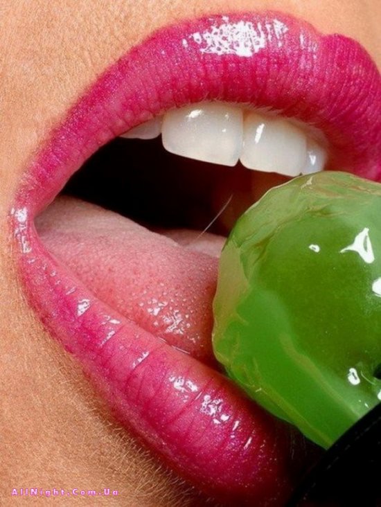 Девушки умело отсасывают сладкие леденцы