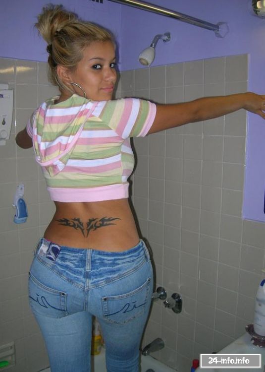 Красавицы в джинсах эротично крутят попами