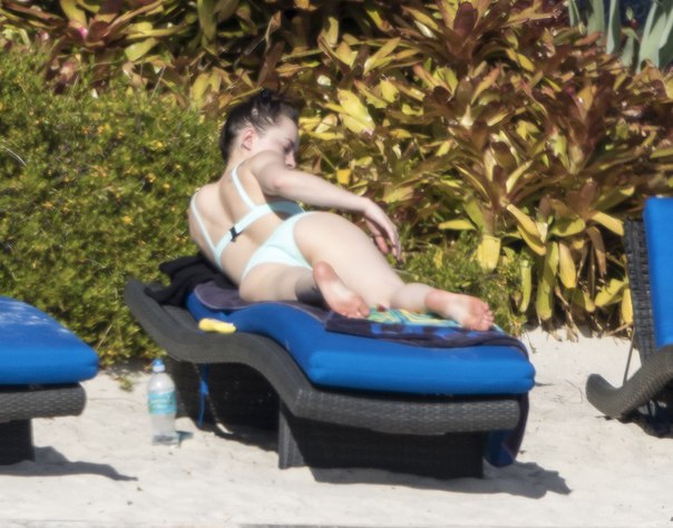 Дакота Джонсон на пляже в Майами, 03/04/2017