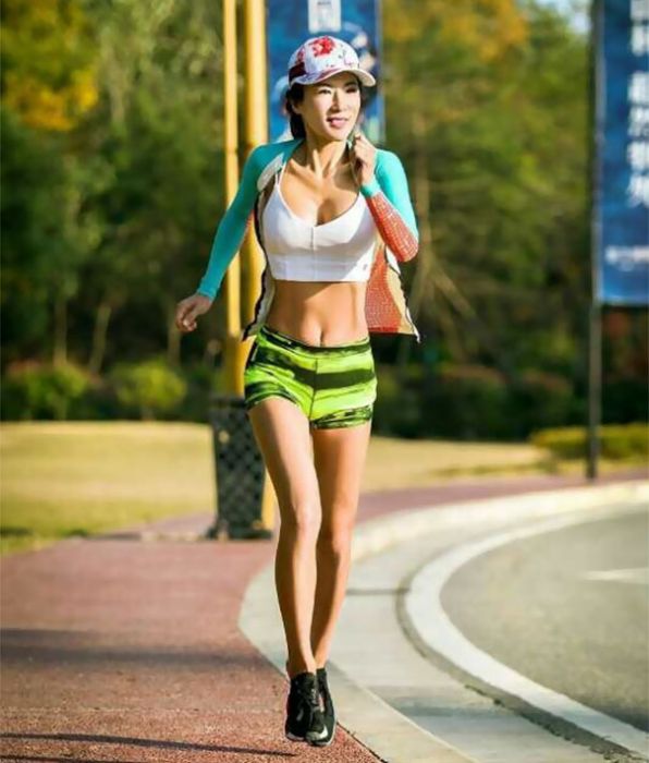 49-летняя китаянка Лю Елин выглядит на 20 лет 49-летняя китаянка Лю Елин выглядит на 20 лет