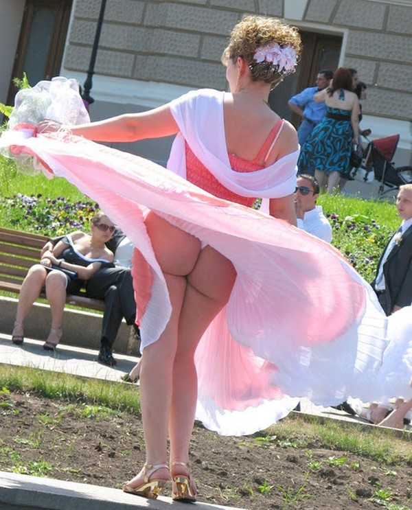 Засветы попок и сисек девушек на улице и в магазине