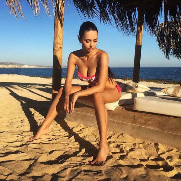 Сексуальные дамы в откровенных купальниках Сексуальные дамы в откровенных купальниках