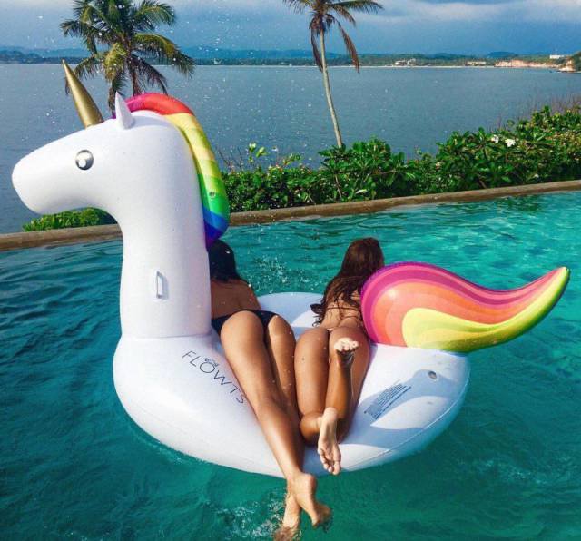 Сексуальные дамы в откровенных купальниках Сексуальные дамы в откровенных купальниках