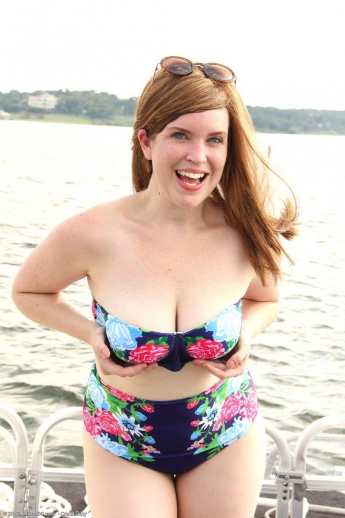 Красивая голая женщина в возрасте - просто прелестна, не так ли?