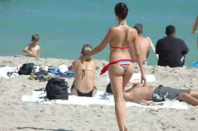 Жаркие дни у девушек в купальниках