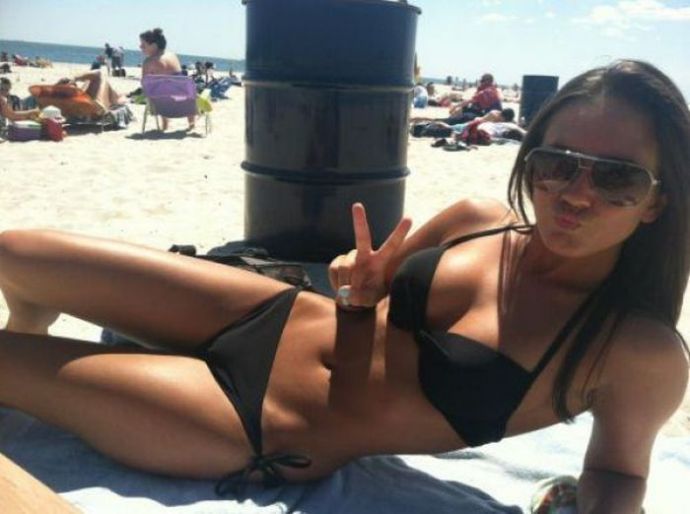 Жаркие дни у девушек в купальниках