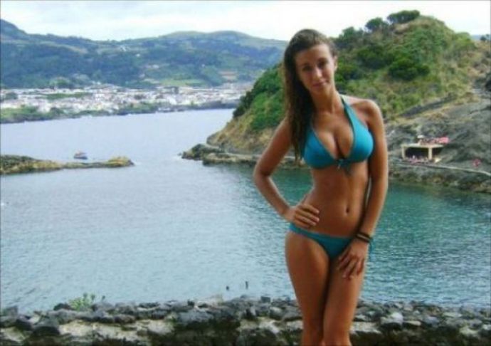 Жаркие дни у девушек в купальниках