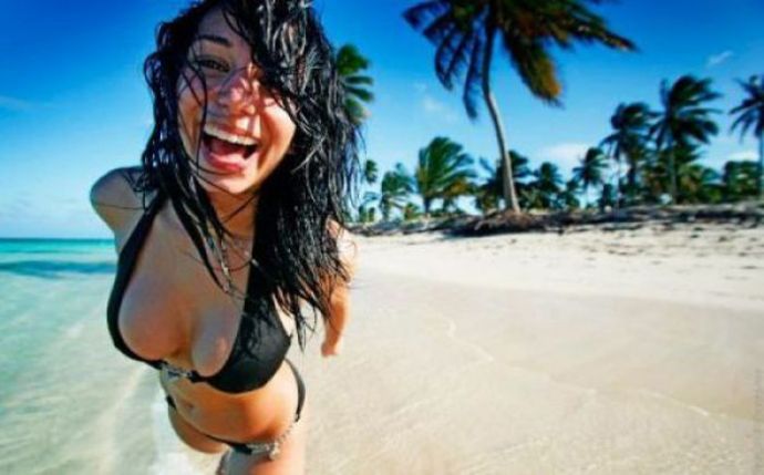 Жаркие дни у девушек в купальниках