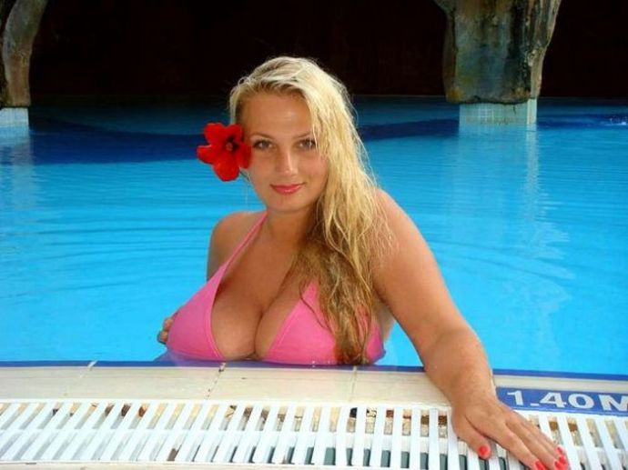 Жаркие дни у девушек в купальниках