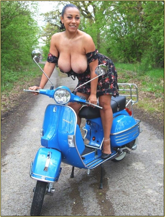 Крутые и симпатичные девушки на мотоцикле