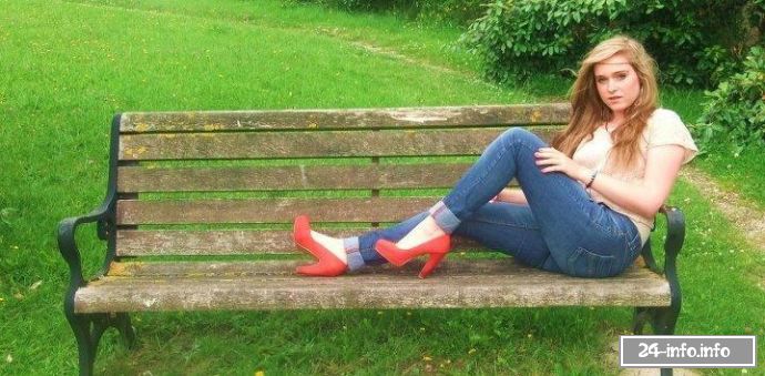 Красавицы в джинсах эротично крутят попами