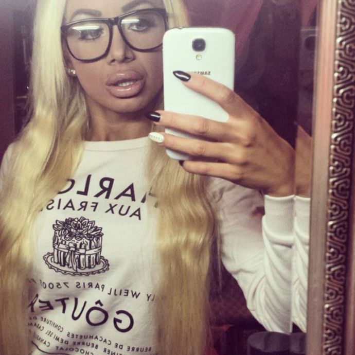 Неповторимая магия девушек в очках