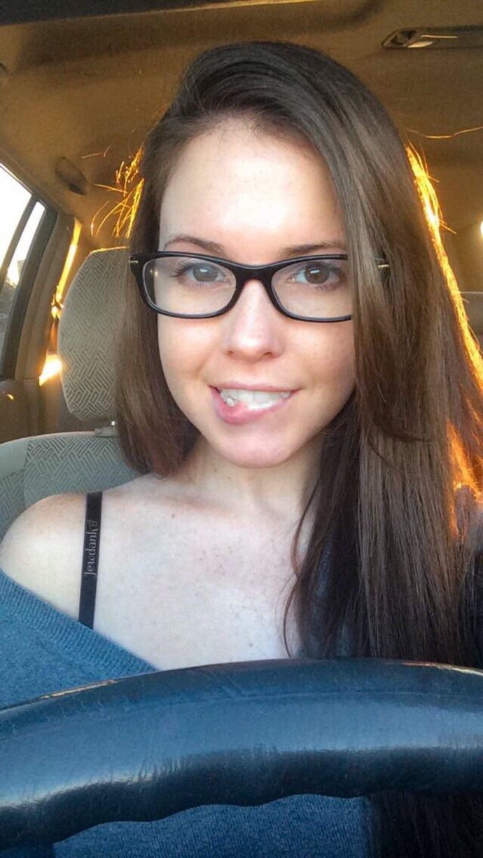 Неповторимая магия девушек в очках