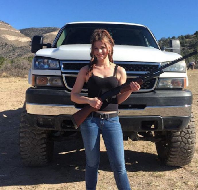 Горячие девушки с пушками больших размеров