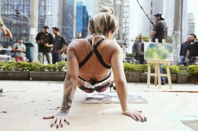 Лучшая жопень Бразилии 2016 года рисует ягодицами картины