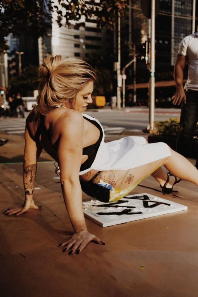 Лучшая жопень Бразилии 2016 года рисует ягодицами картины