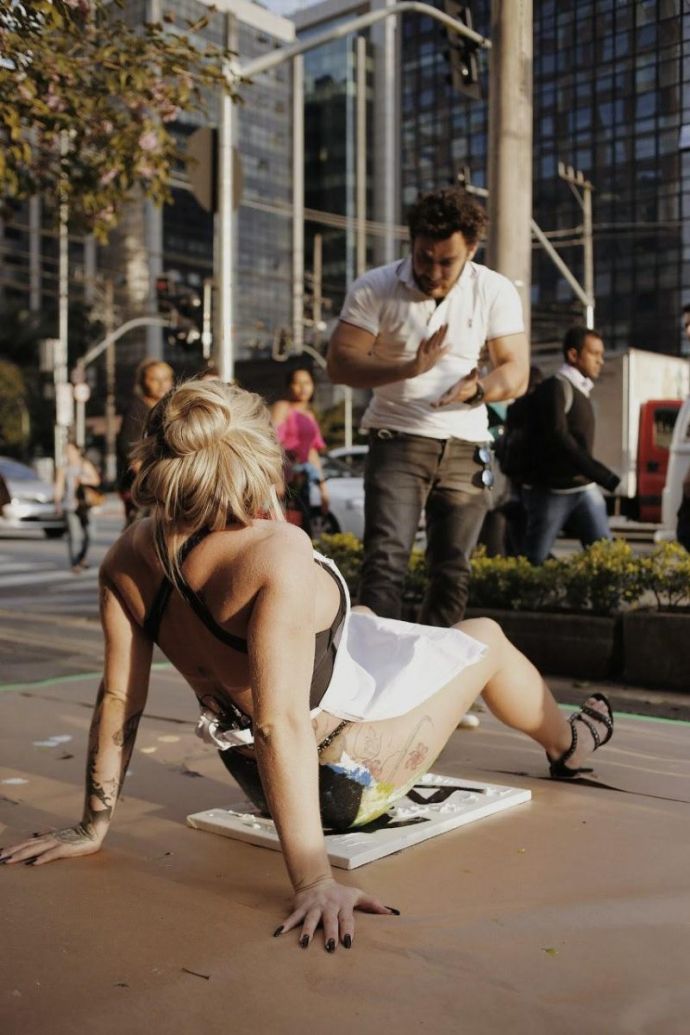 Лучшая жопень Бразилии 2016 года рисует ягодицами картины