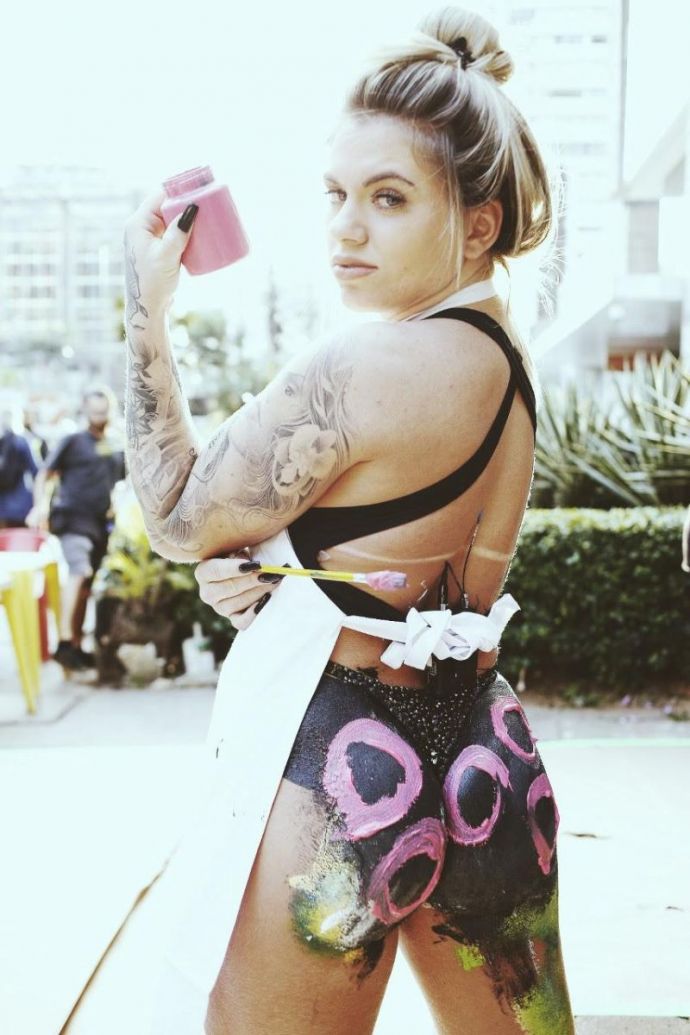 Лучшая жопень Бразилии 2016 года рисует ягодицами картины