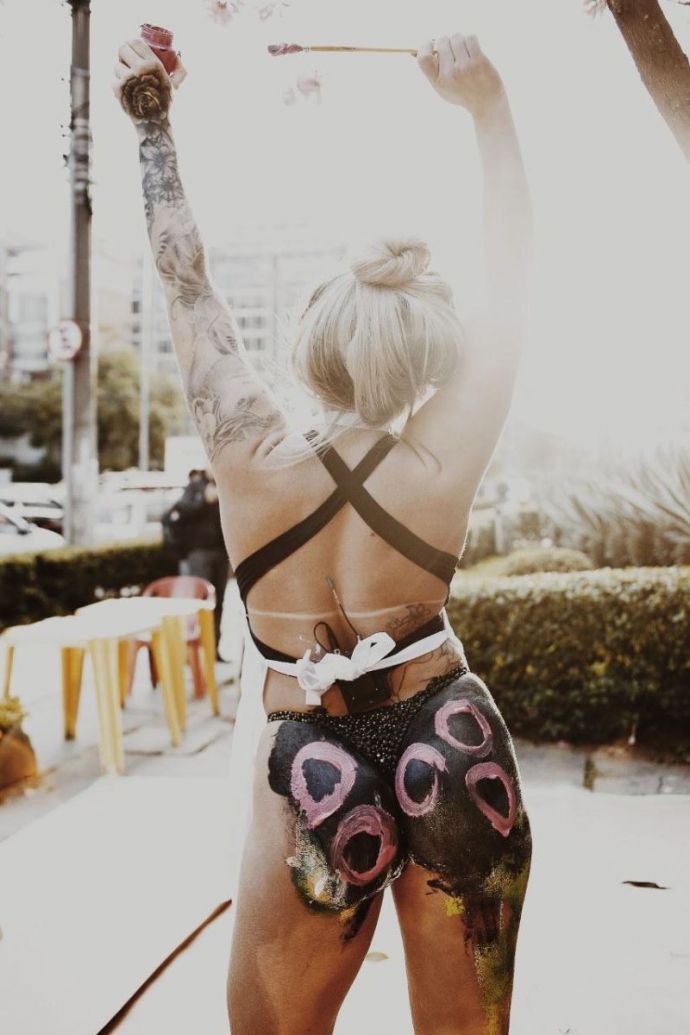 Лучшая жопень Бразилии 2016 года рисует ягодицами картины