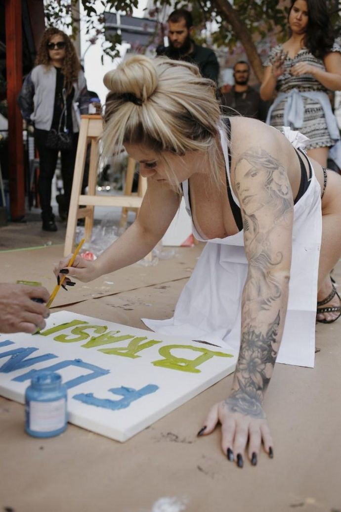 Лучшая жопень Бразилии 2016 года рисует ягодицами картины