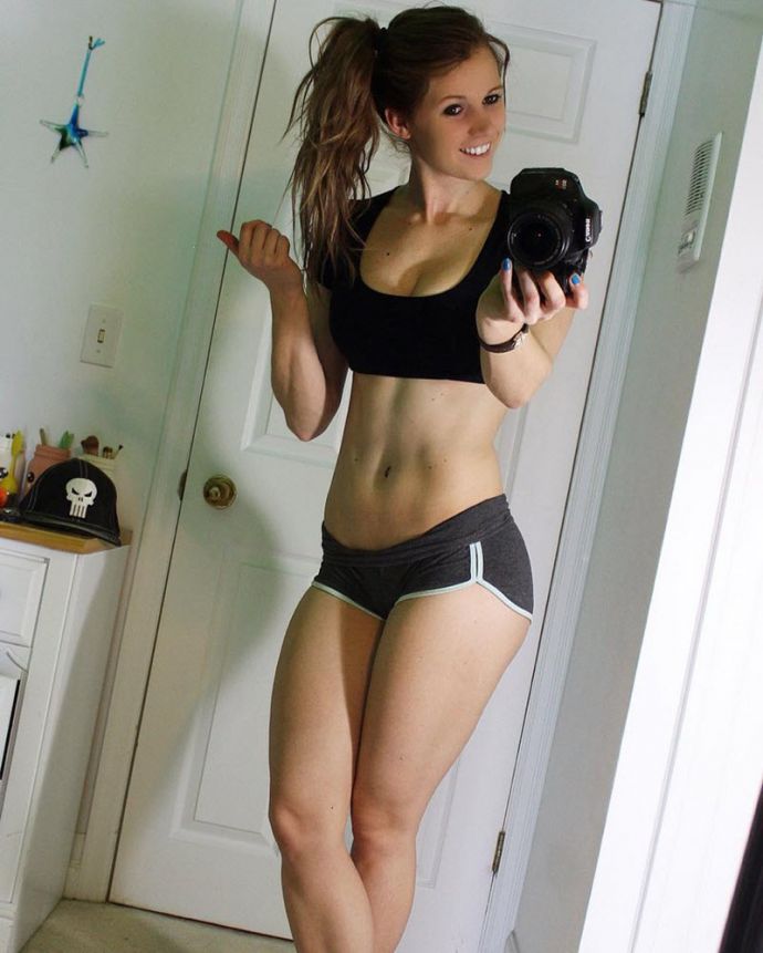 Девушки в коротеньких шортиках
